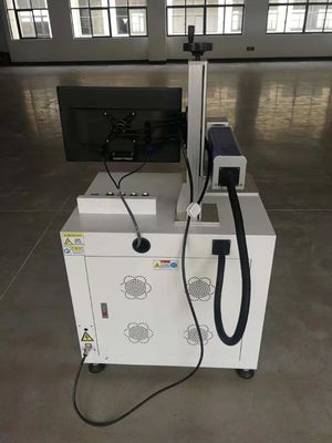 آلة وضع علامات الليزر المعدنية الأكريليك على سطح المكتب 20w / 30w / 50w / 70w / 100w RAYCUS مصدر الليزر