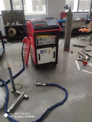 1000W 1500W 2000W 3000W حاوية ليزر الألياف المحمولة مع تبريد الماء RAYCUS