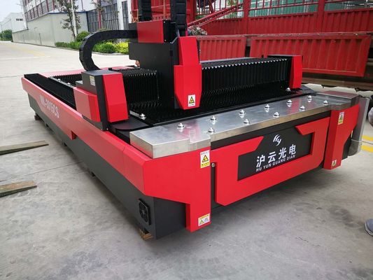 آلة قطع ليزر الألياف المعدنية 1000W 1500W 2000W 3000W تصميم طاولة واحدة
