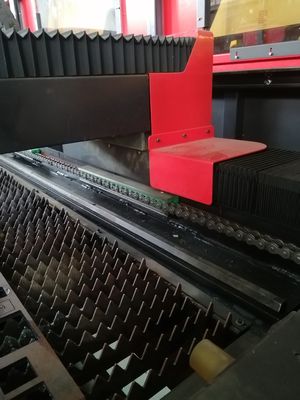 آلة قطع ليزر الألياف المعدنية 1000W 1500W 2000W 3000W تصميم طاولة واحدة