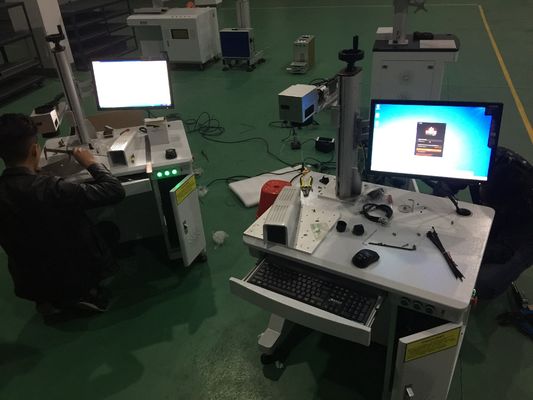 نظام التحكم في Cypcut 30W آلة وضع علامة ليزر الألياف المنقسمة لحفر المجوهرات المعدنية