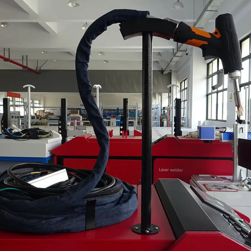 لحام ليزر يدوي مبرد بالماء 1000W 1500W 2000W 3000W لقطع سمك 1-6mm